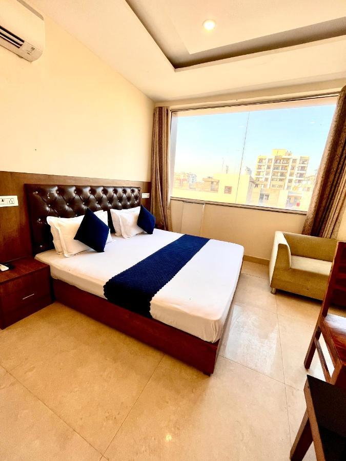 Hotel Woodcrest Zirakpur Chandigarh- Best Family Hotel - Luxurious Rooms - Unit Of Sidham Group エクステリア 写真