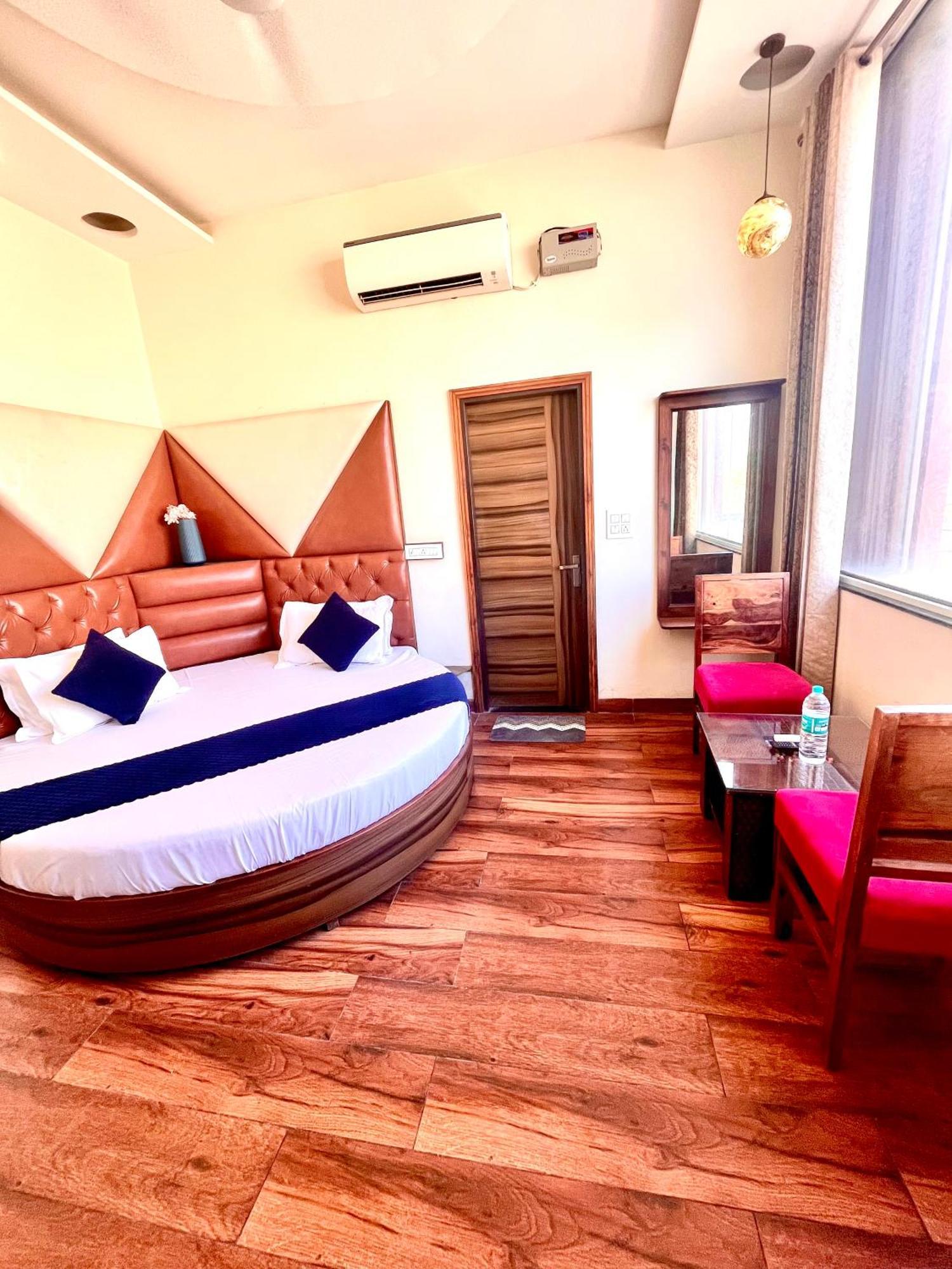 Hotel Woodcrest Zirakpur Chandigarh- Best Family Hotel - Luxurious Rooms - Unit Of Sidham Group エクステリア 写真