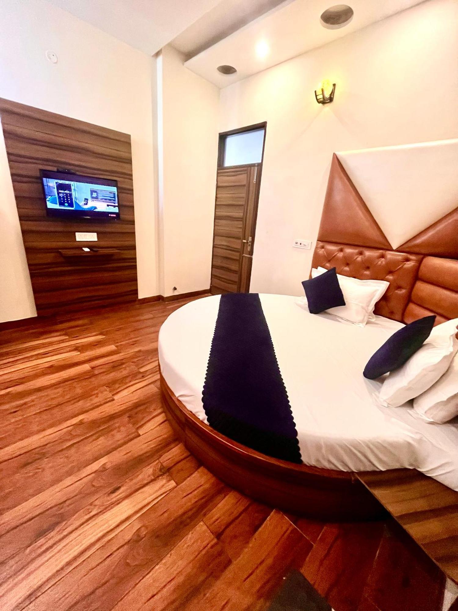 Hotel Woodcrest Zirakpur Chandigarh- Best Family Hotel - Luxurious Rooms - Unit Of Sidham Group エクステリア 写真
